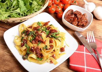 pasta with dry tomatoes and rucola