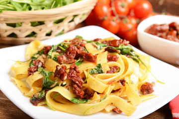 pasta with dry tomatoes and rucola