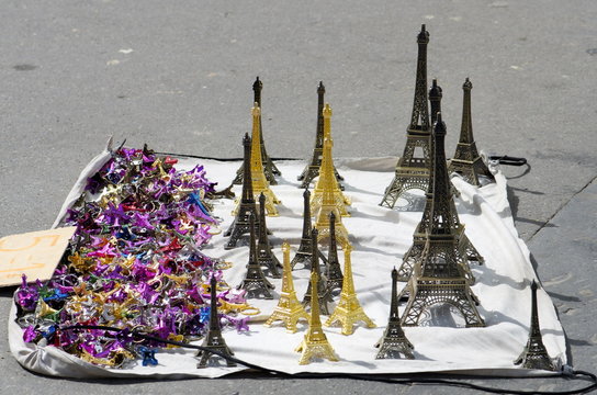 tour eiffel, vente &agrave; la sauvette