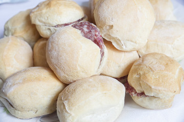 Bocconcini di pane con salame