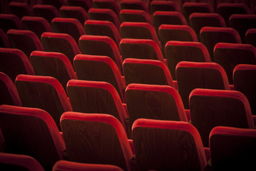 Poltrone rosse vuote di cinema e teatro
