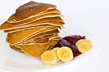 Pancakes con mermelada de frambuesa y trozos de platano