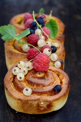 Yeast cake with cheese and herb