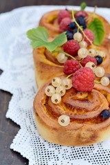 Yeast cake with cheese and herb