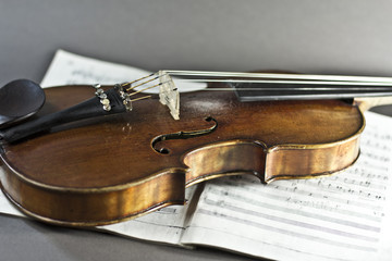 Fototapeta na wymiar beautiful violin on a sheet music background