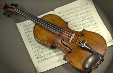Obraz na płótnie Canvas beautiful violin on a sheet music background
