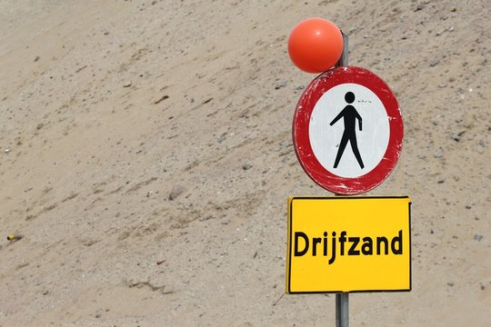 niederländisches Verkehrszeichen: Durchgangsverbot für Fußgänger/ Treibsand