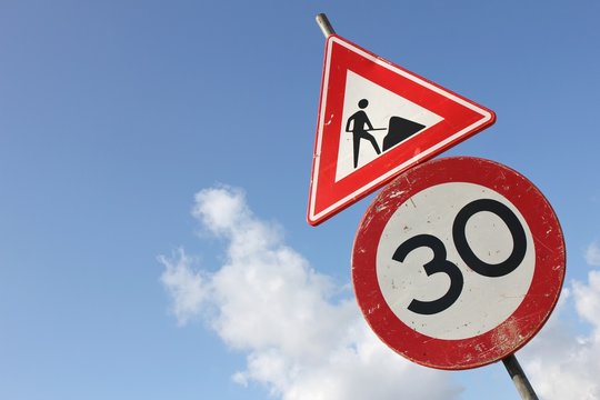 niederl&auml;ndisches Verkehrszeichen: Baustelle/ zul&auml;ssige H&ouml;chstgeschwindigkeit 30 km/h
