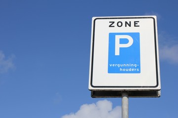 niederländisches Verkehrszeichen: Beginn einer Zone für Parklizenzinhaber