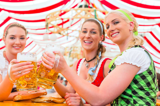 Freundinnen trinken Bier auf Dult oder Oktoberfest