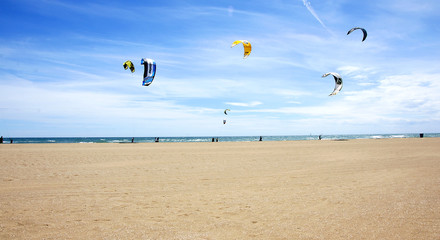 Kitesurf en la playa de Castelldefels, Barcelona