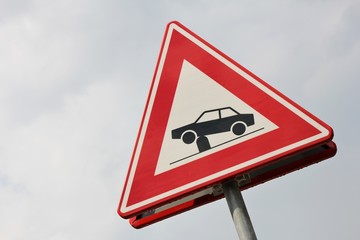 niederländisches Verkehrszeichen: automatisch versenkbarer Poller, der die Zufahrt zu Straßen und...