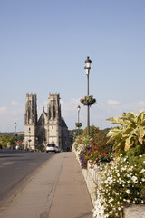 Fototapeta na wymiar bridge and cathedral of pont a mousson