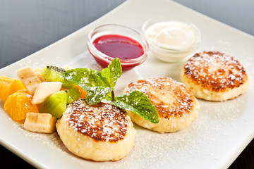 Cottage cheese pancakes with fruits