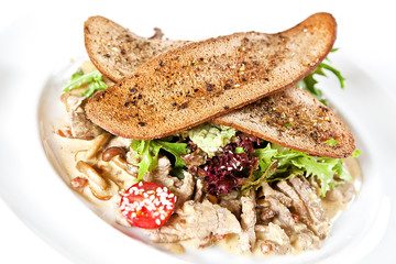 Warm salad with veal and mushrooms