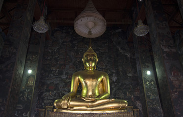 Бронзовая статуя сидящего Будды в  храме Ват Сутхат. Бангкок