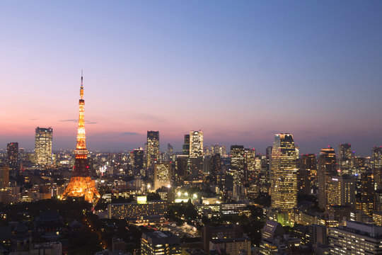 ［東京都市風景］きれいな夕焼けトワイライトの東京タワーと高層ビル-504 © oka