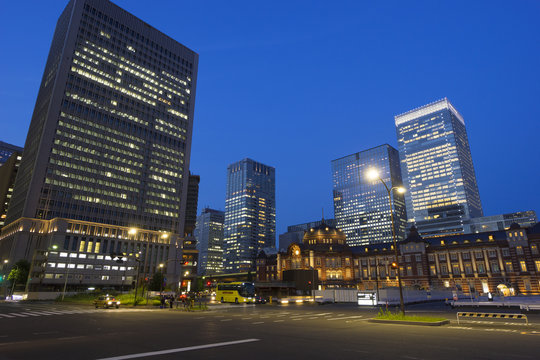東京駅夜景と丸の内高層ビル街-700