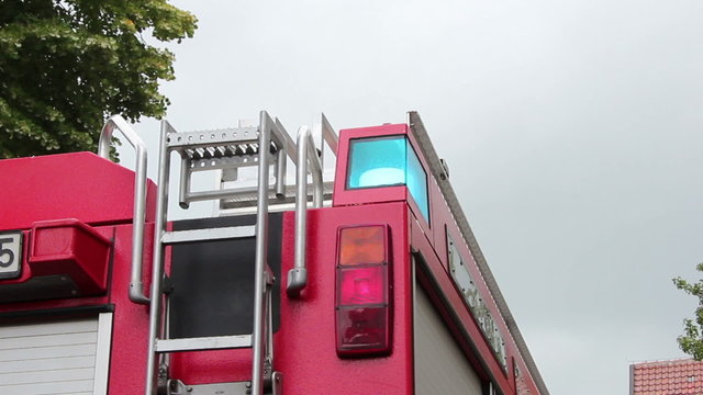 Feuerwehrauto mit Blaulicht im Einsatz, Zoomeffekt