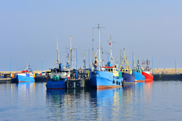 Kutry rybackie w porcie, krajobraz morski