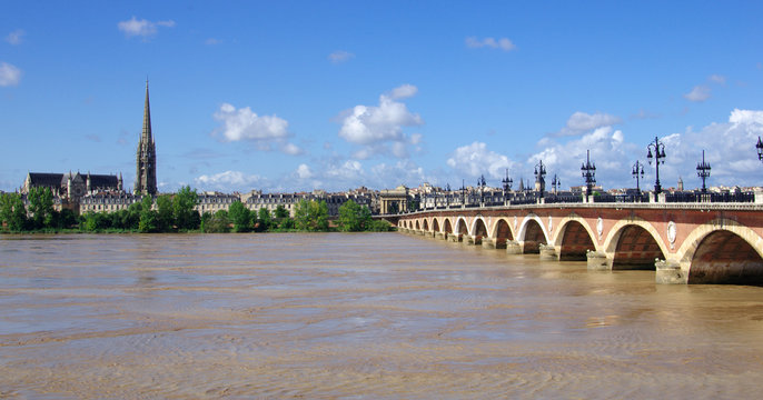 Bordeaux. Vue sur le pont de pierre et la basilique saint-michel
