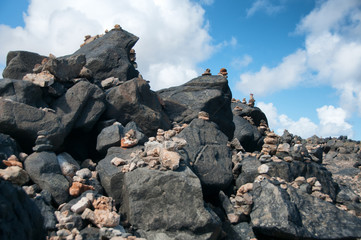 Gestapelte Kieselsteine auf einem Felsen in Aruba