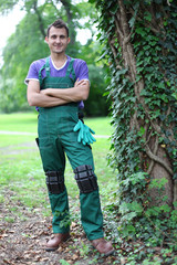 freundlicher Gärtner neben einem Baum