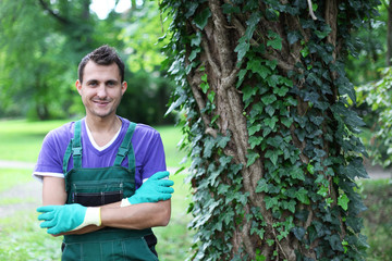 freundlicher Gärtner neben einem Baum