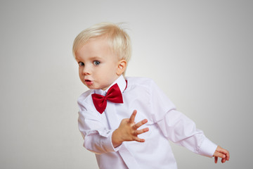 Tanzender Junge im Hemd mit Fliege