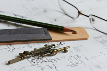 Architekturzeichnung mit Zeichenutensilien und Brille
