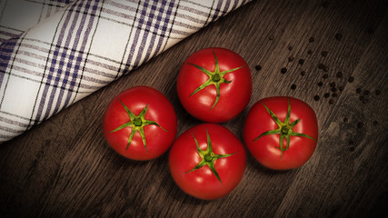 Świeże, czerwone pomidory - obrazy, fototapety, plakaty