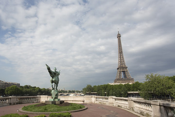 Fototapeta na wymiar Streets of Paris with Eiffel Tower in background