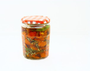 bocal de tomates confites,conserve,fond blanc