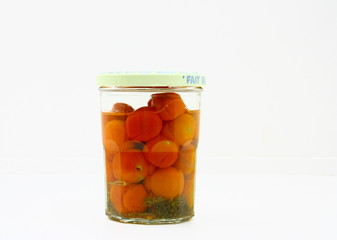 bocal de tomates cerises, en conserve,fond blanc