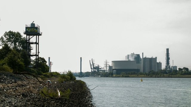 Kohlekraftwerk an der Elbe