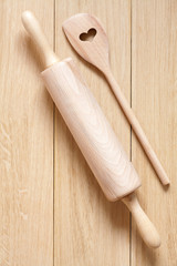 Teigrolle und Kochlöffel mit Herzausschnitt aus Holz