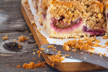 Nahaufnahme von einem frischen Pflaumenkuchen