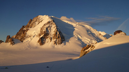 Jour sur le Mont Blanc du Tacul et le refuge des Cosmiques