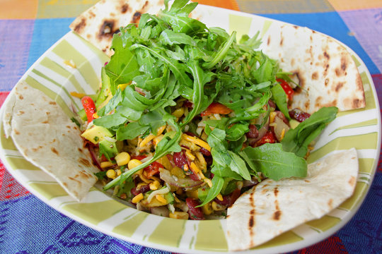 Bunter mexikanischer Salat mit Avocado