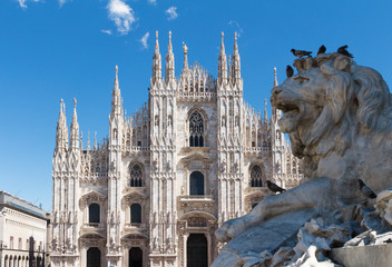 Fototapeta premium Katedra w Mediolanie. Katedra z posągiem lwa. Punkt orientacyjny podróży.