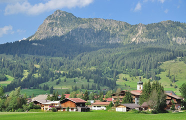 Fototapeta na wymiar Urlaubsort Tannheim im Tannheimer Tal in Tirol