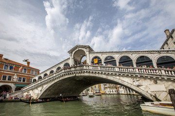 Fototapeta na wymiar low view to Rialto bridge in Venezia