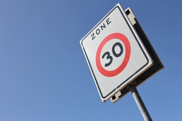 niederländisches Verkehrszeichen: Beginn einer Tempo 30-Zone