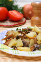 Fried potatoes with mushrooms