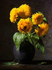 Obraz premium Beautiful sunflowers in a vase