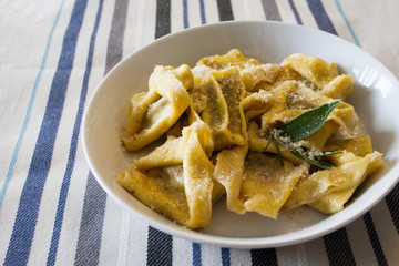 ravioli ripieni di spinaci con burro e salvia
