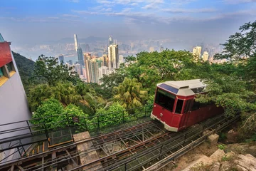 Foto op Plexiglas The Victoria Peak Tram and Hong Kong city skyline © Noppasinw