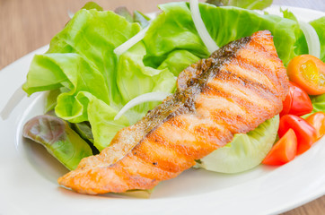 Grill salmon salad