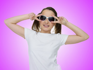 Smiling pretty young girl in trendy sunglasses