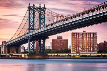 Papier Peint photo autocollant Brooklyn Bridge Pont de Manhattan sous un coucher de soleil violet
